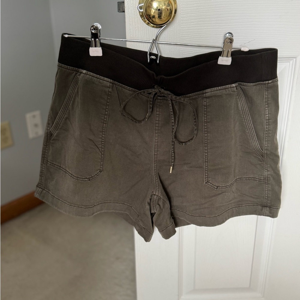 White House Black Market Green shorts size 12 - Picture 6 of 11